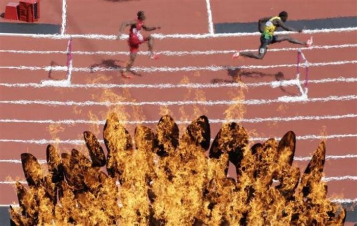 Ngọn lửa Olympic cháy trong lúc cuộc chạy 400m vượt rào nam diễn ra.